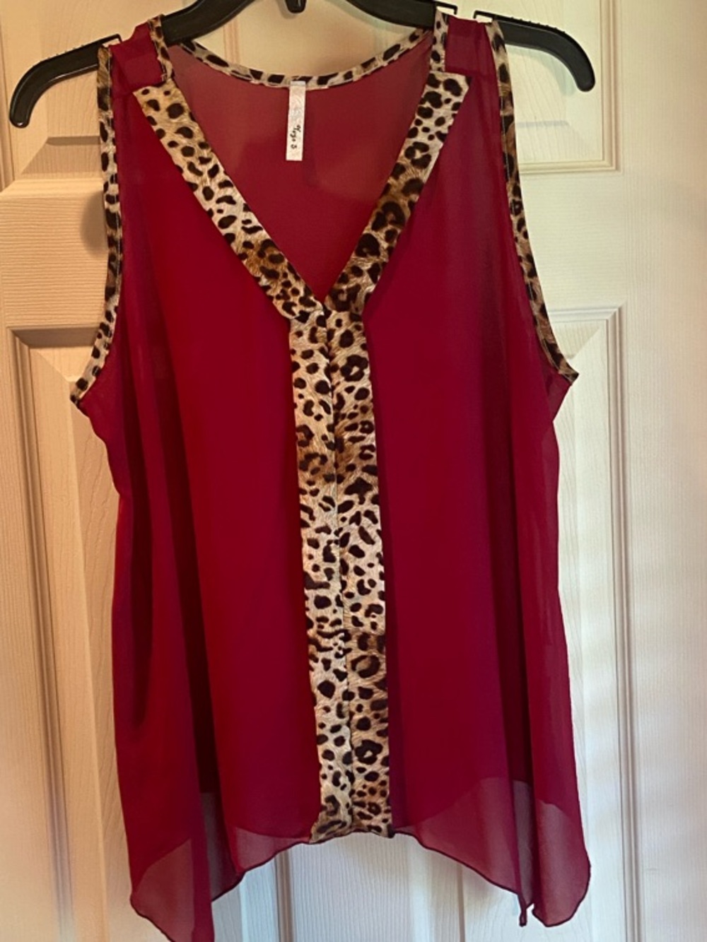 Sleeveless Magenta V-Neck Tank with Leopard Trim